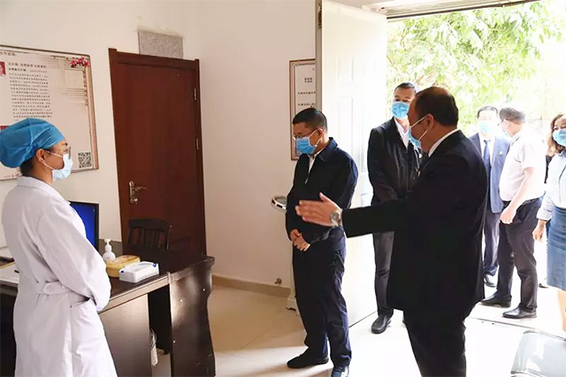 建水县委书记毛宗晦到我院调研新型冠状病毒感染的肺炎疫情防控工作(图2)