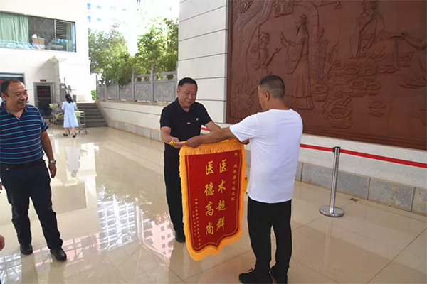 妙手回春医术精 患者感恩送锦旗(图1)